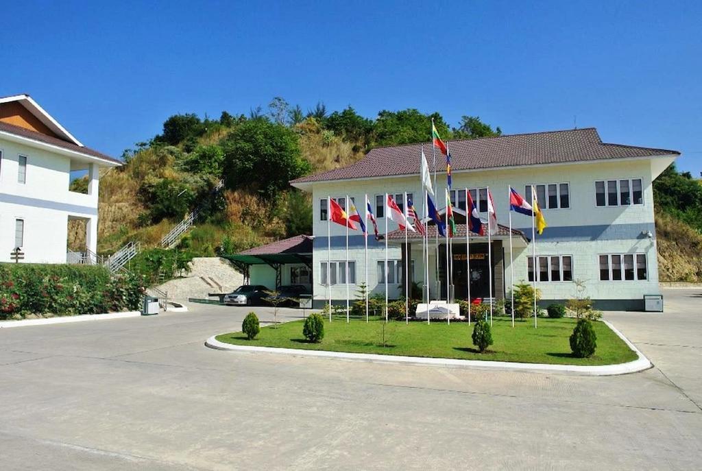 Myat Thinzar Hotel Oattara Thiri Екстериор снимка